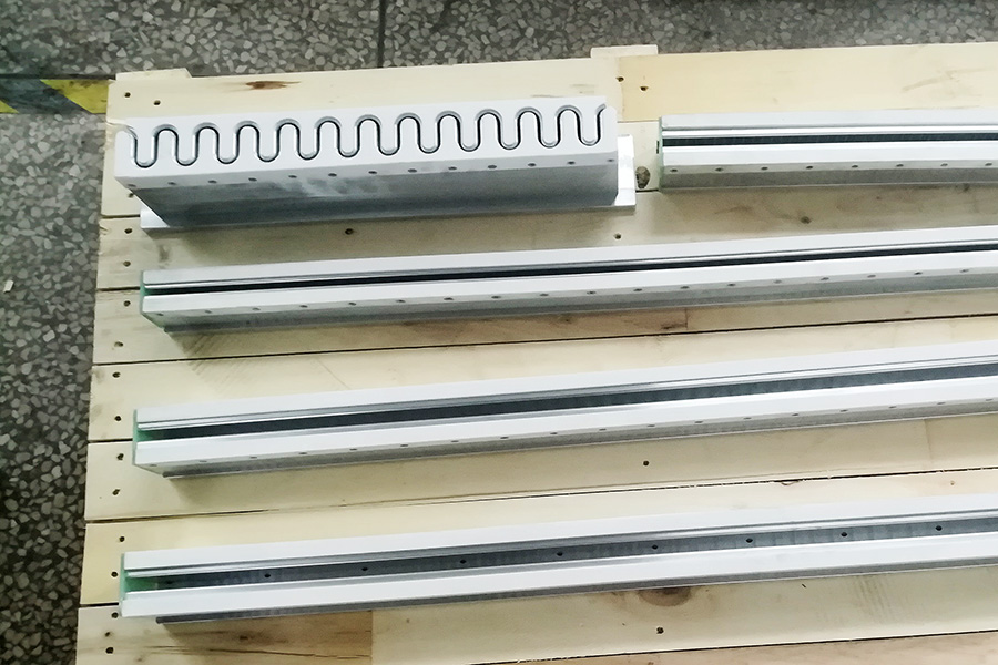 一台机器用于挡板、导条和其他型材的焊接